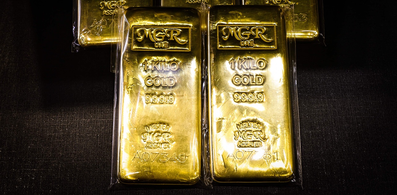 سبائك ذهبية معروضة في أحد متاجر سوق الذهب بدبي (13 أبريل 2026 /أ.ف.ب)